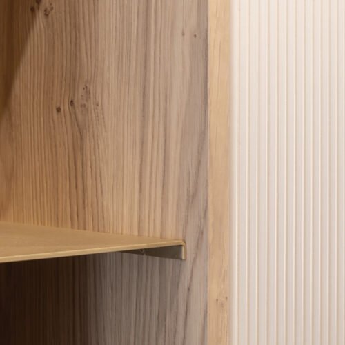 Dettaglio di fresature su mobili in legno progettati su misura per appartamento a Rimini.